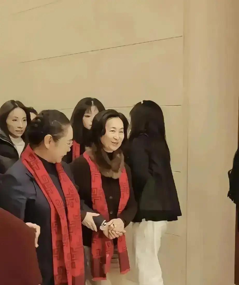 何超琼在天津开完会，准备离场时瞥见角落有位女士抱着一摞资料，她折回去握手，顺手把