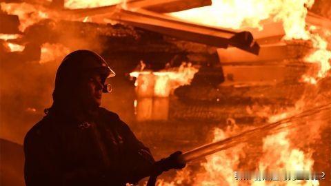 克里米亚爆炸声响起：萨基机场遭到袭击，费奥多西亚油库起火10月6日凌晨，无人