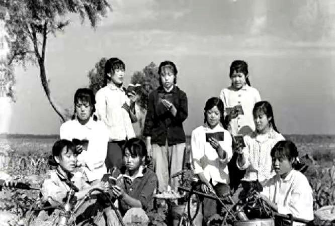 1978年，上海一男知青为了回城，抛弃了农村妻子。分别时，妻子哀求地说：“带着我
