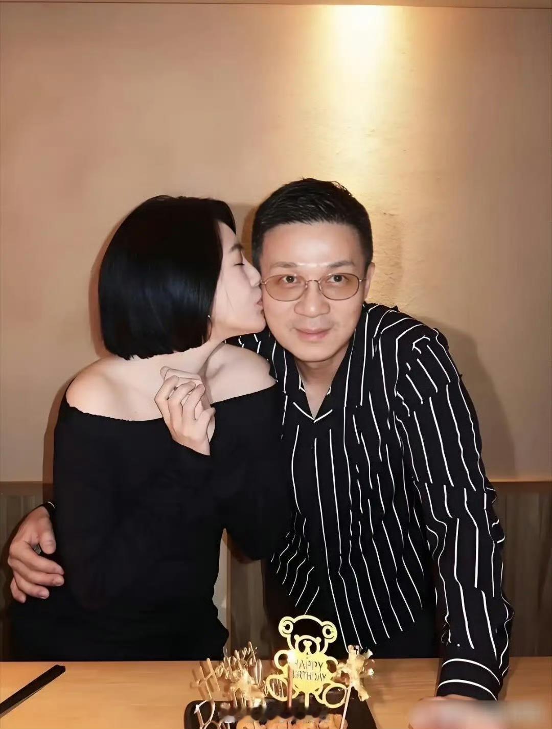 小S在家中摆下私人家宴，专门为56岁的许雅钧庆生，二女儿Lily举着相机拍下了全
