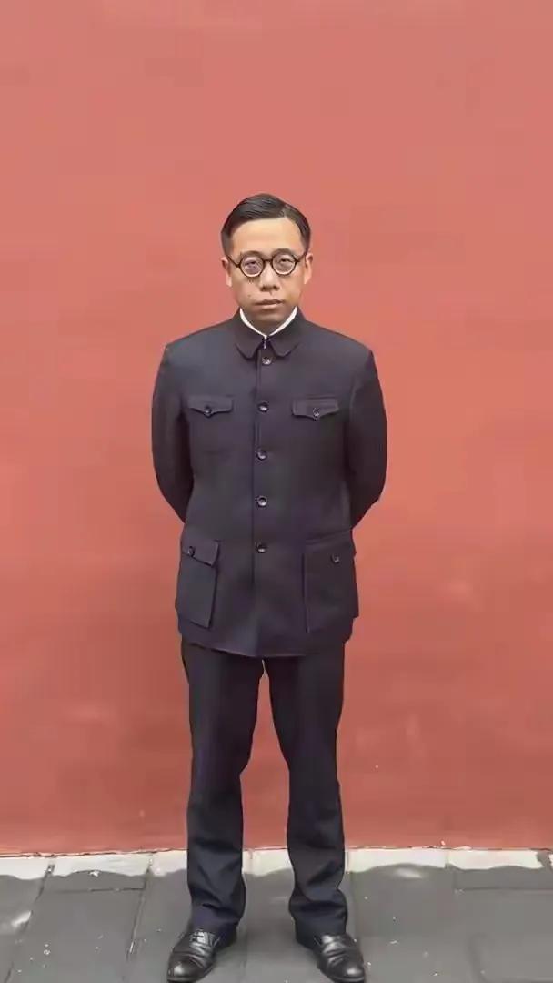 绝了！小伙长相神似末代皇帝溥仪，横店邀请他去当演员！这个小伙神似到什么程度？