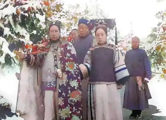 1900年，慈禧狼狈逃窜至山西首富家，临行时，慈禧让乔家借她10万两。可乔致庸却