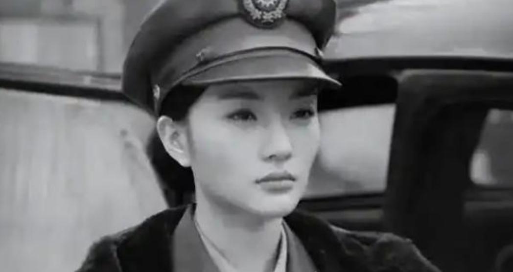 1949年,国民党美女特工张春莲,为了保命,隐姓埋名嫁给农民!30年生下