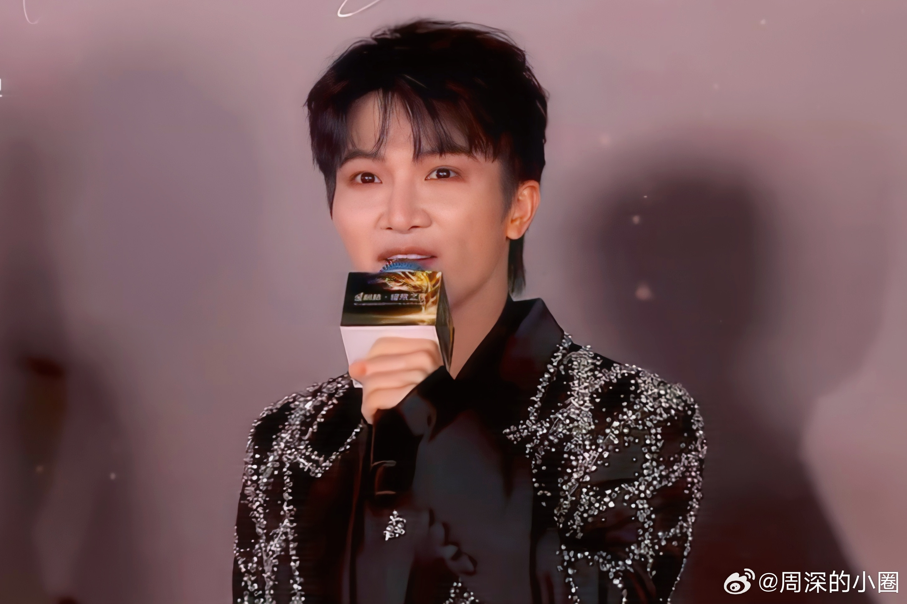 周深周深的红毯是尖叫级别的周深年度影视歌手【圈和米米说晚安】茧中岁