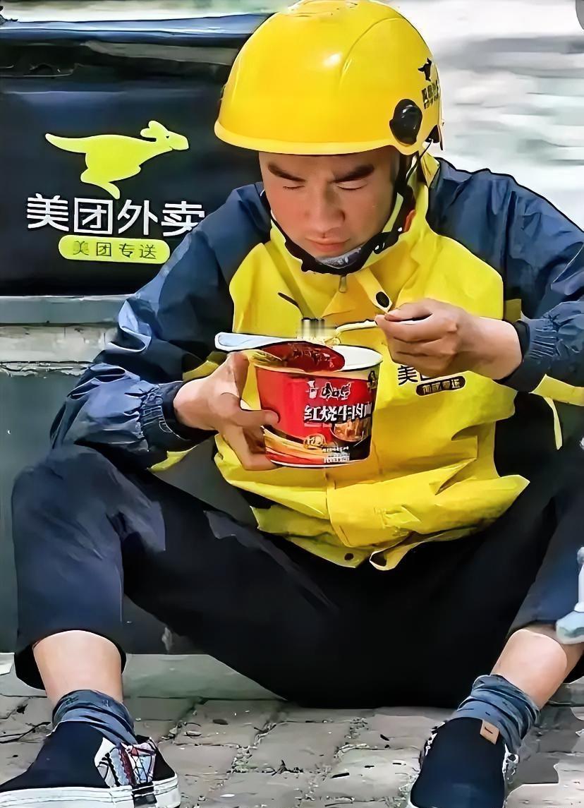 跑外卖的小哥终于说了实话，他上个月没歇一天，一天跑13个小时，一算账，这一个