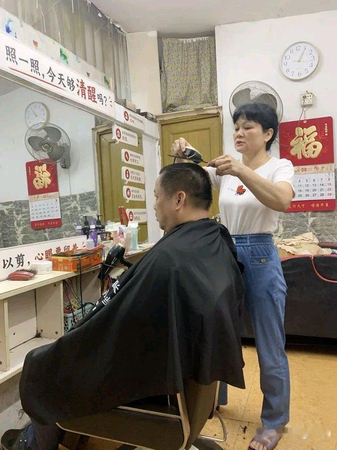 在广州越秀东兴南路的老居民楼里，有一家“贝梅美发”。店主韦素梅，也就是大家口中的