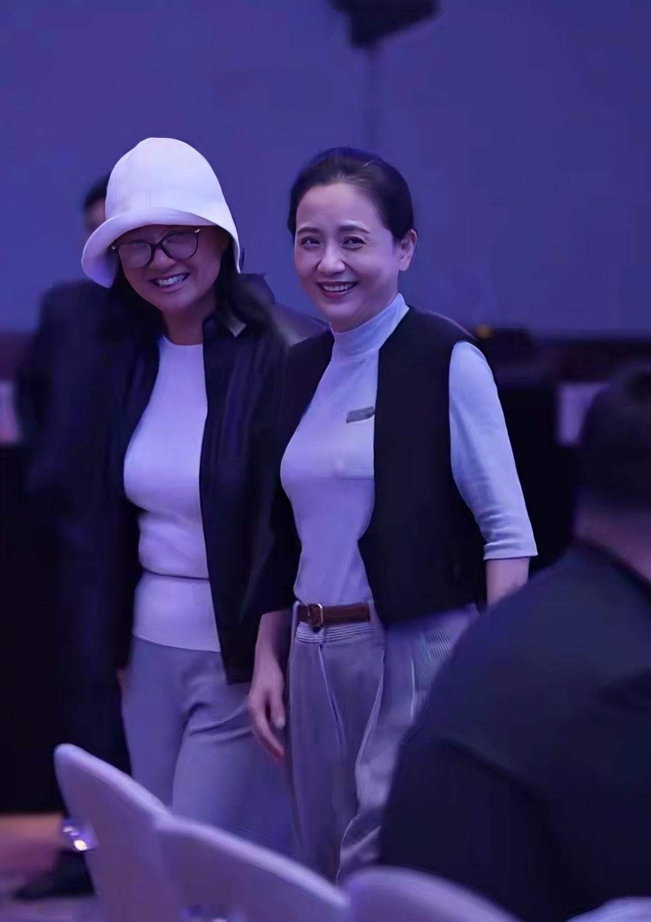 陶慧敏拿终身成就奖，反差太大了。央视盖章的9.2分神剧《人世间》，她演的周母直