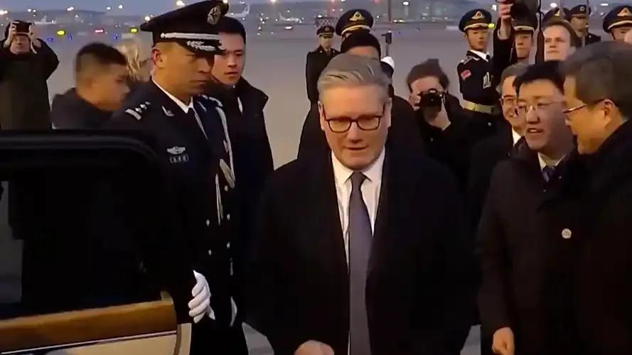 首相斯塔默刚从北京捧走45亿英镑投资，拍着胸脯说要建锂电池工厂救工业城，转头就翻