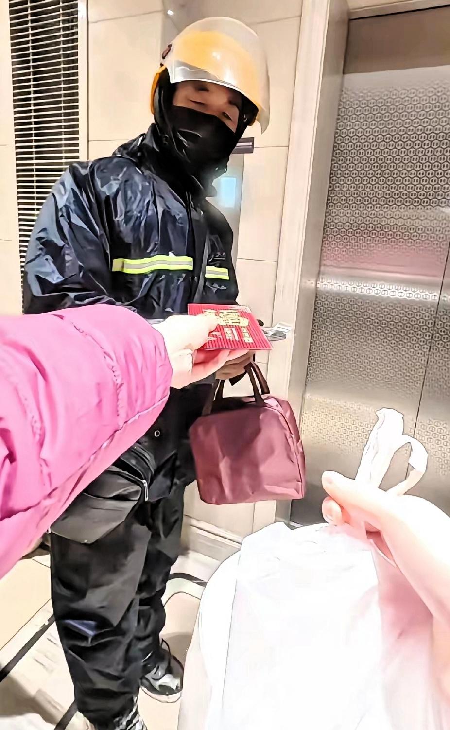 外卖小哥满身寒气递过外卖时，女子却一把拉住了外卖小哥，女子的一个举动，却让外卖小