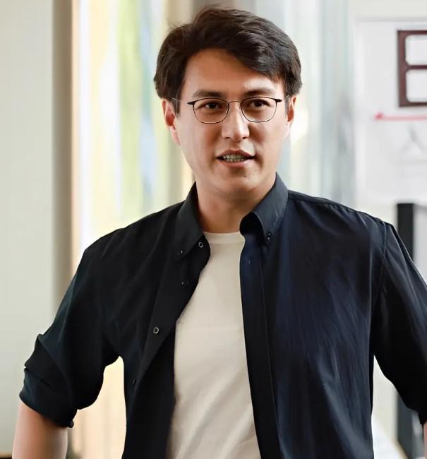 当年，30岁的靳东爱上了江珊，江珊半推半就地说:“我结过婚，生过娃，咱俩不合适