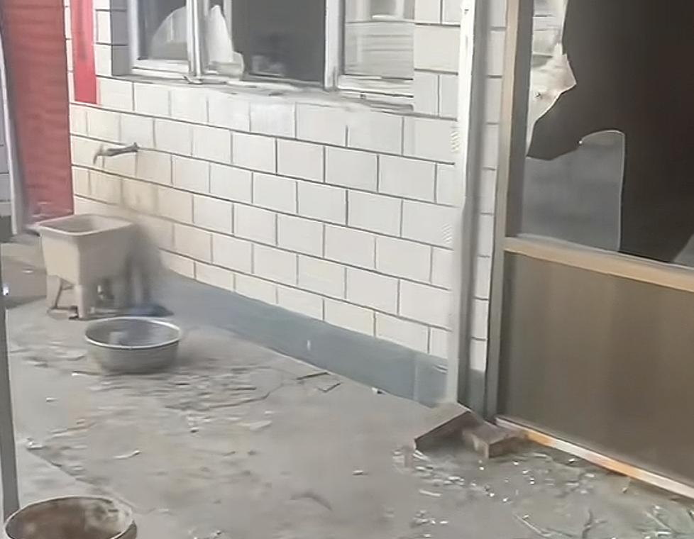 如果有9人拿着器械上门打砸，有人为了保护家人干掉了一个，那这算不算正当防卫？发