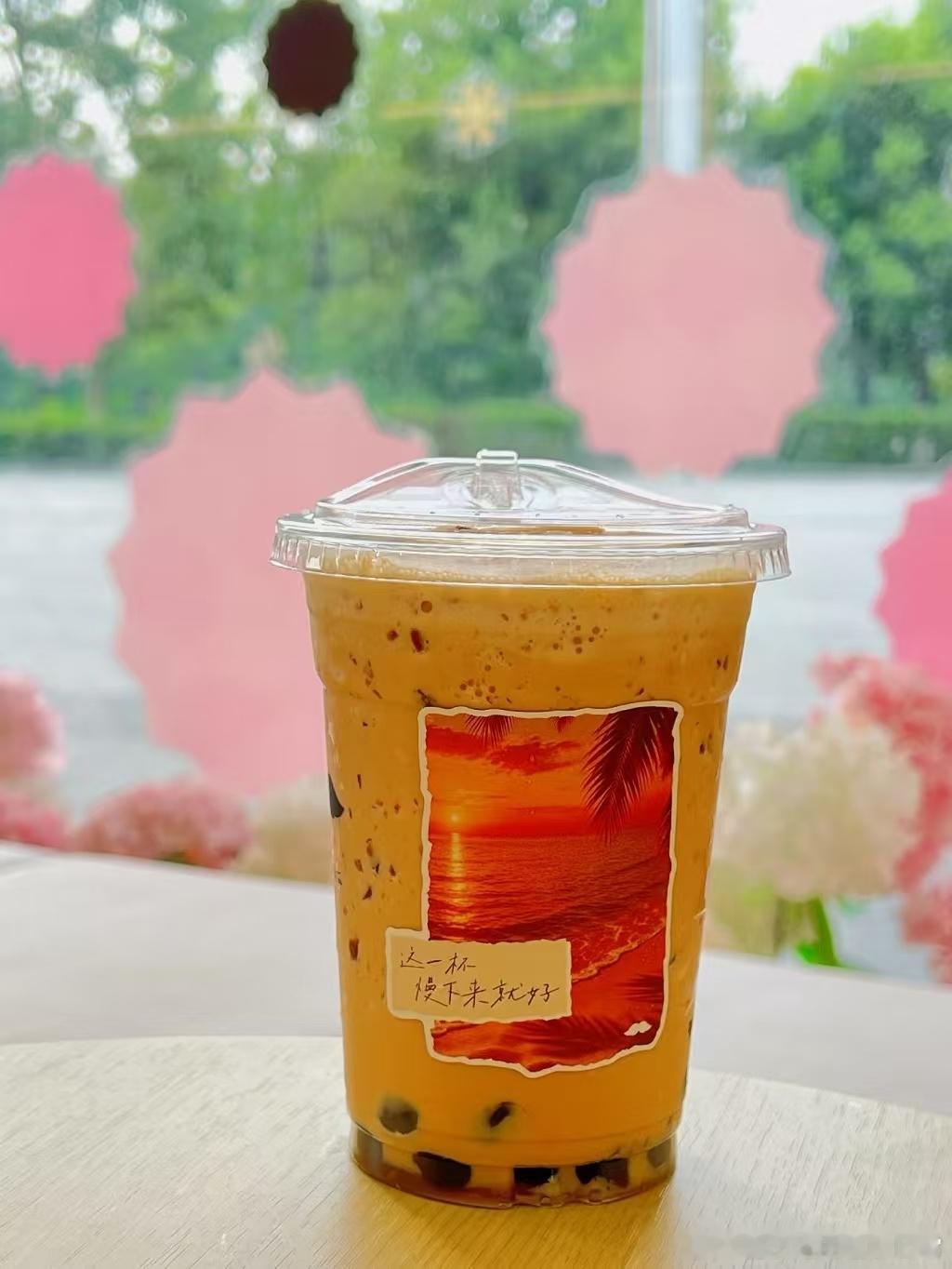 青柠泰奶咸甜交织的奶盖搭配泰式奶茶，青柠的鲜感中和奶茶的厚重，入口层次很丰富。喝