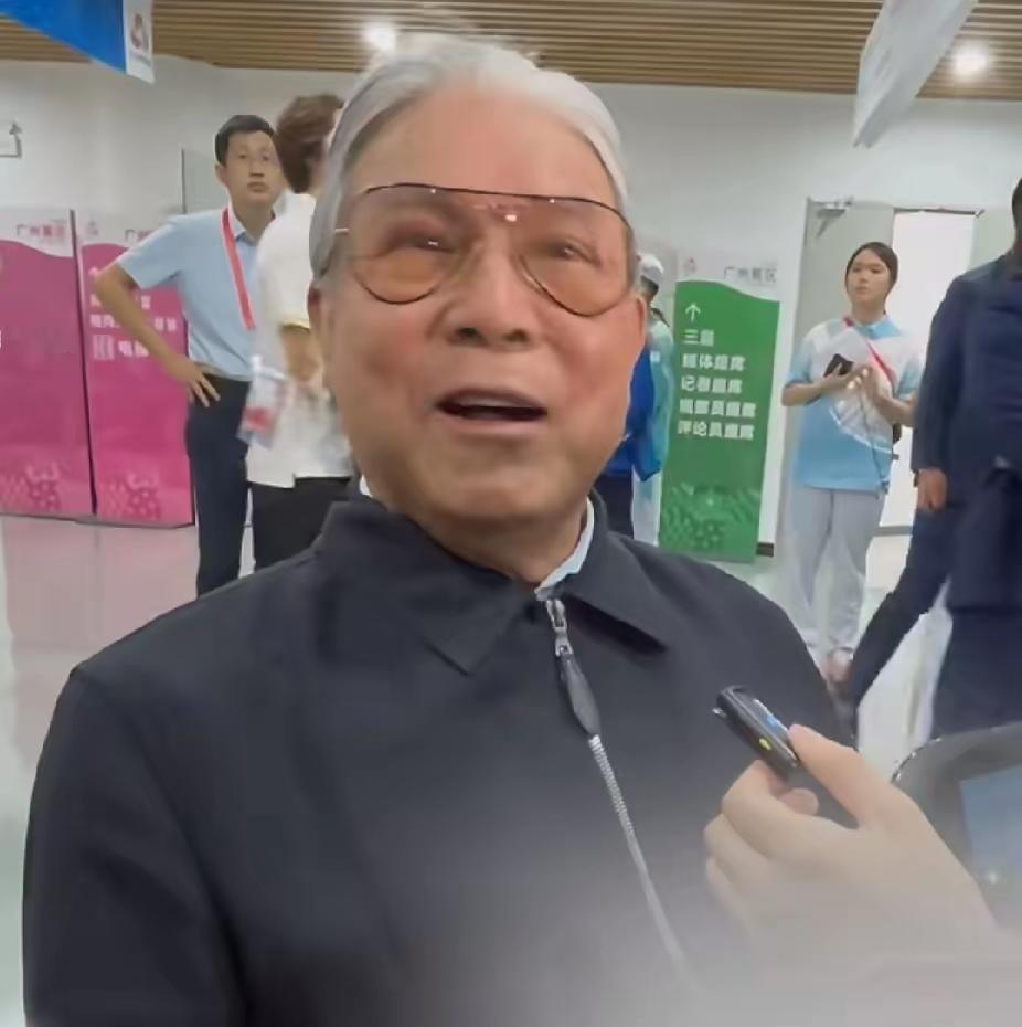 霍震霆采访提郭晶晶，严肃脸秒变害羞笑还夸她比霍家人厉害。叱咤风云几十年的霍震