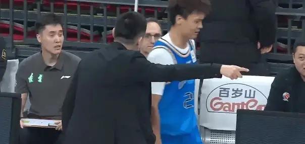 雷蒙还配做国家队球员吗？在辽宁队与北京队的比赛中，雷蒙作为国家队的