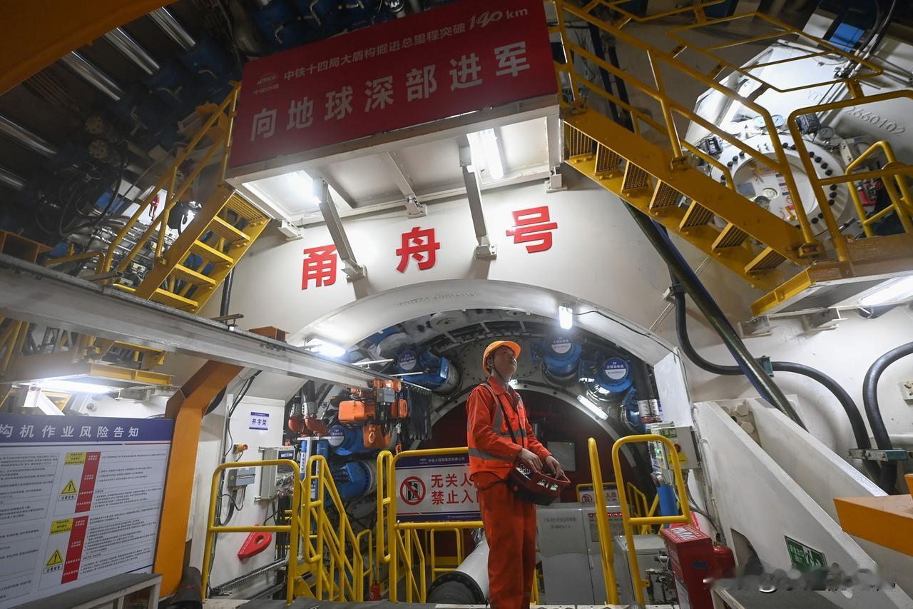 家人们！咱们中国，天上有个“天宫”还不够，现在直接把“空间站”干到海底去了！