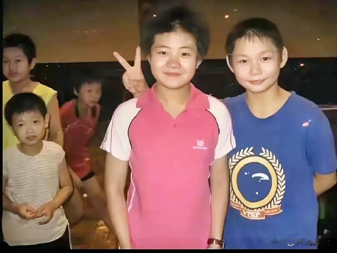 孙颖莎哪里热闹凑哪里！这款小孙颖莎应该是刚刚进入省队，小苗苗一个，还没有进入孙铭