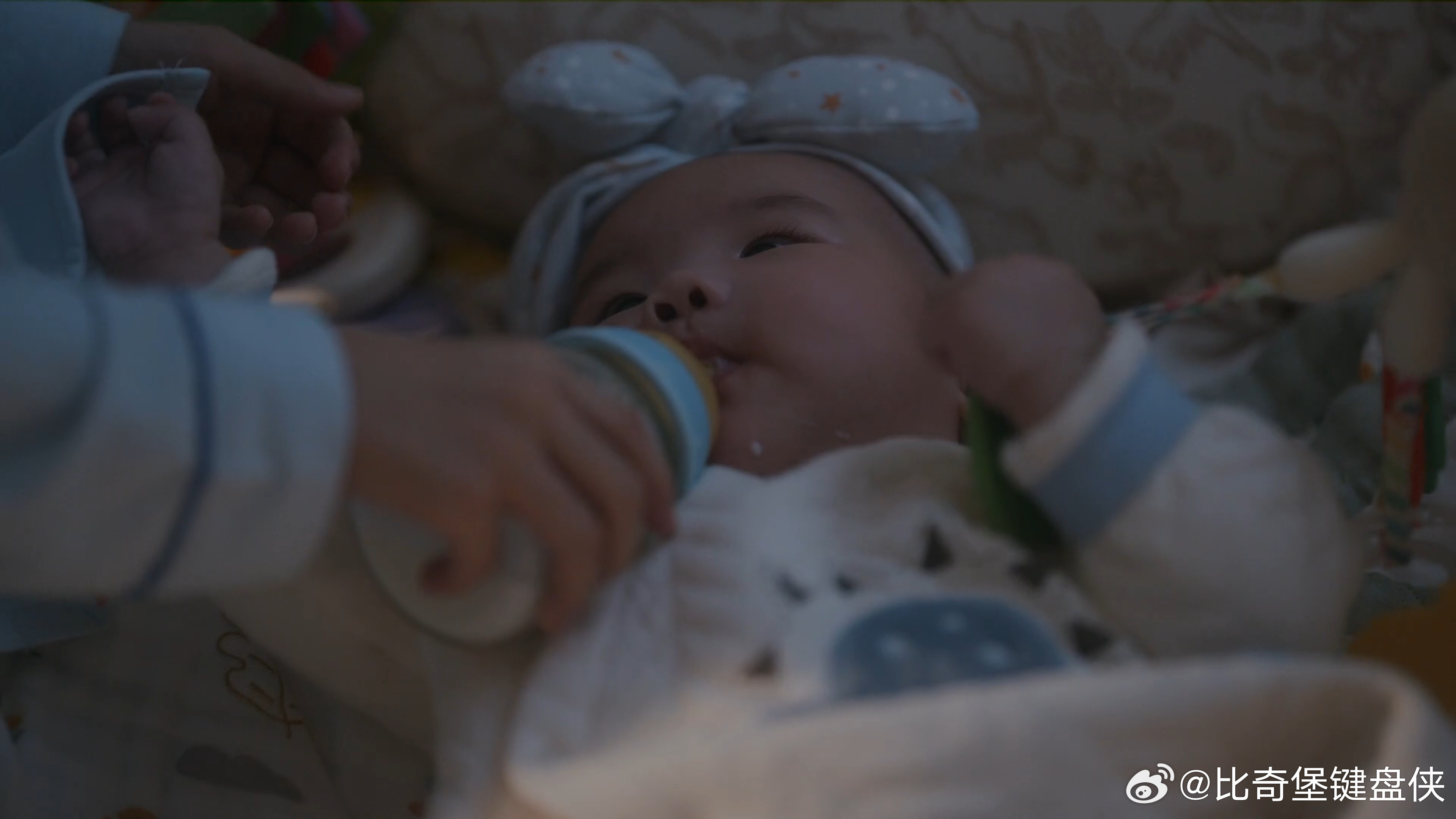 多胎家庭小孩姐半夜带娃瞧杨明彪景婷婷家这小孩姐，在多胎生活里超贴心。半夜轻手轻