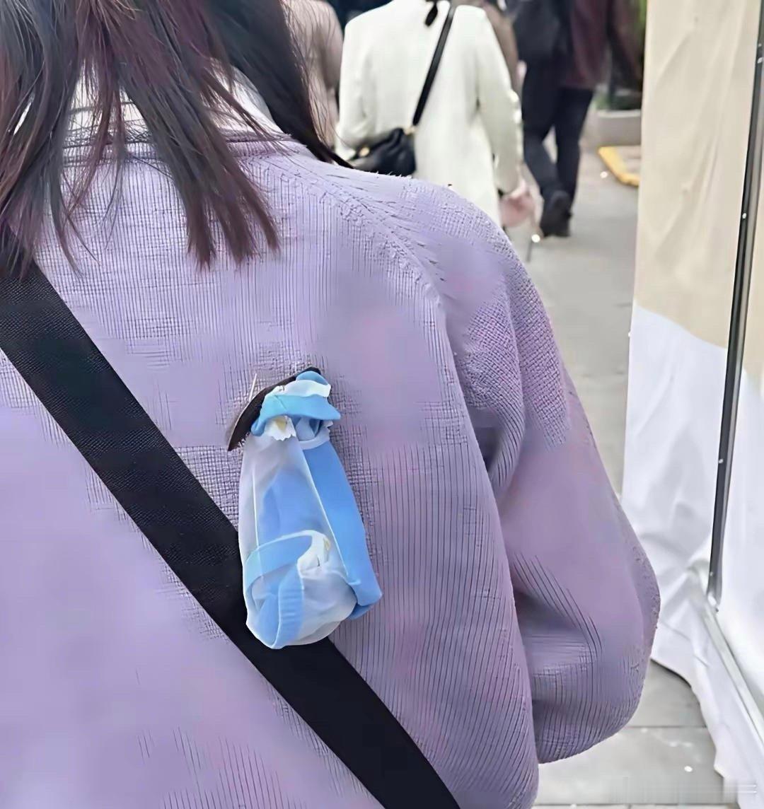 跟了她一路了，提醒不提醒她呢？