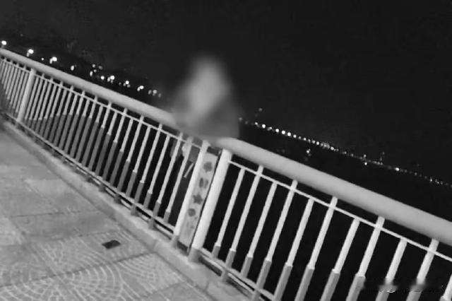 宁夏中卫，女子放着两岁半的孩子不管，和朋友一起出去吃米线，吃完又和朋友唱歌蹦迪，