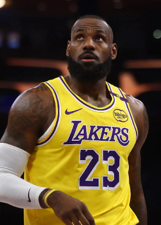 雷迪克谈到了詹姆斯的状态：我觉得他执行我们防守要求的意愿和能力都很好。还有一点很