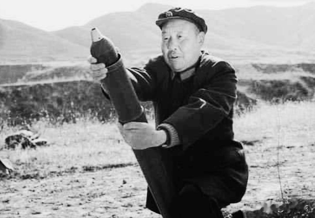 1940年，百团大战关家垴战斗中，赵章成将军将炮口调成了88.5度特大射角，以