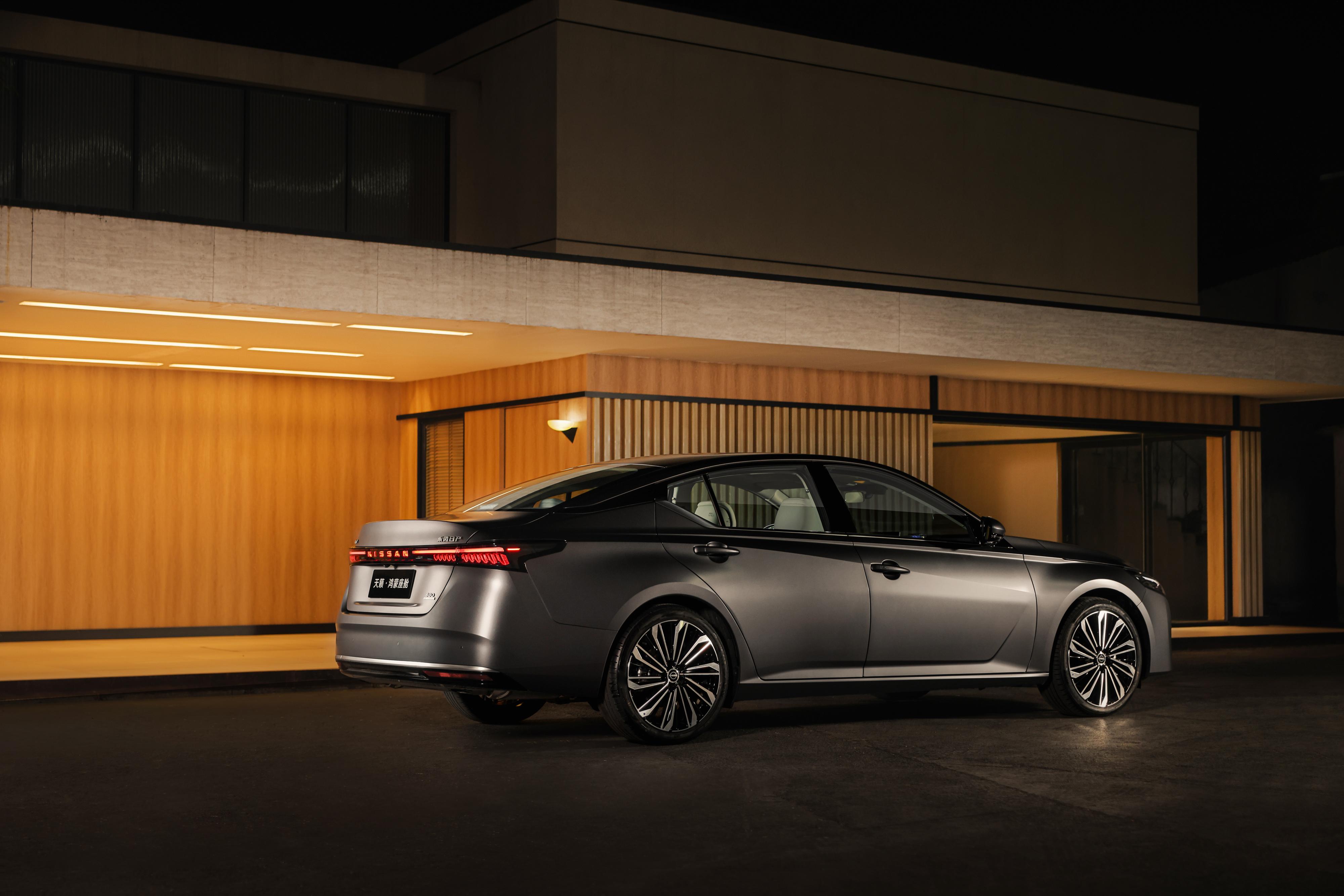 老铁们，我最近被东风日产天籁·鸿蒙座舱刷屏了！这车啊，真的不是传统意义上的天籁了