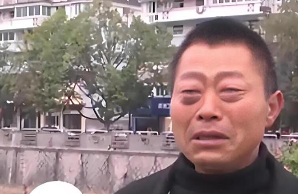 2003年，1个失忆流浪汉，被一对夫妻收留，同吃同住生活了17年。谁料，这天，流