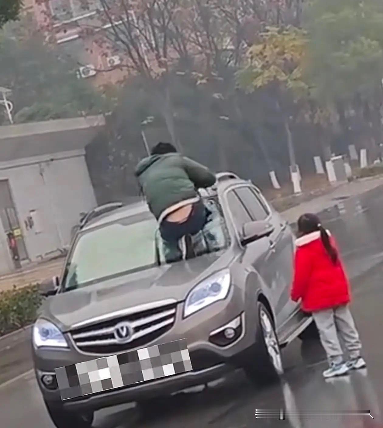 湖北男子当街砸车后续：竟是夫妻矛盾，最心疼的是路边哭泣的女儿网传湖北男子因小