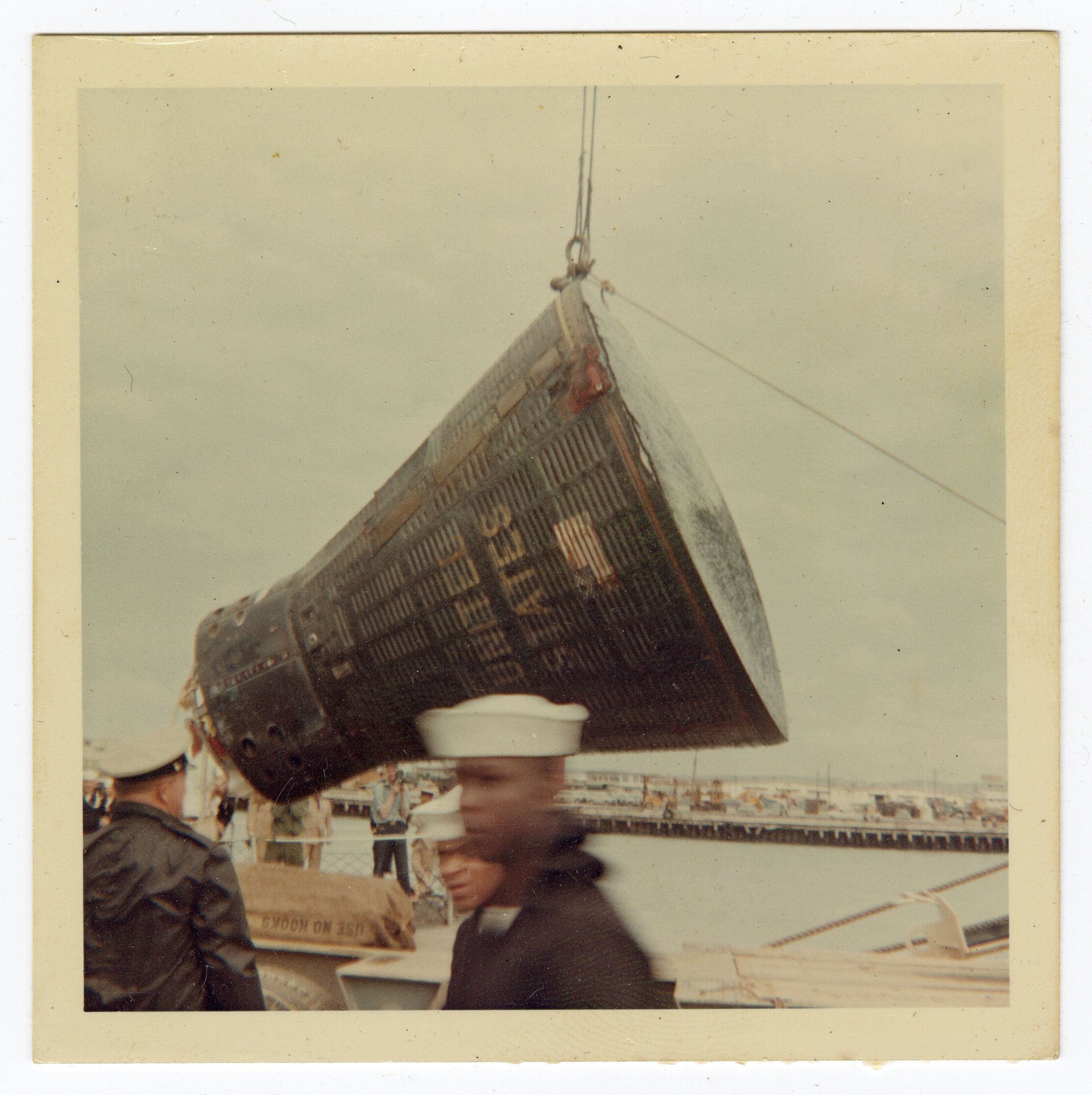 1966年3月16日，美国海军驱逐舰的甲板上，两个浑身湿透的男人对着镜头微笑。他