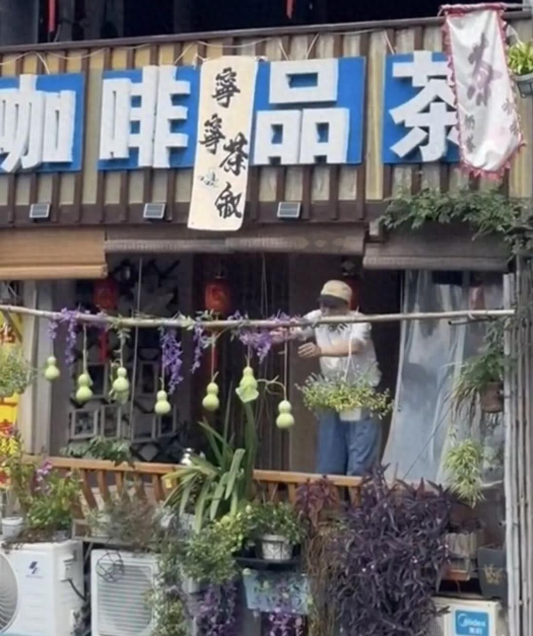 “7个葫芦娃”被剪后邻居迅速补位，“葫芦娃爷爷”隔壁阳台挂起7个葫芦，老板回应：