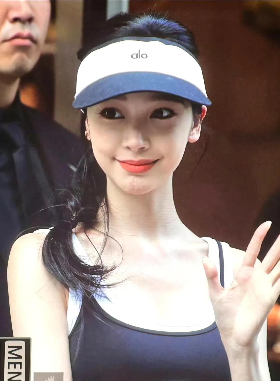 #全网疯传！易梦玲首尔生图杀疯了，路人镜头下美到犯规！#易梦玲现身首尔活动，随