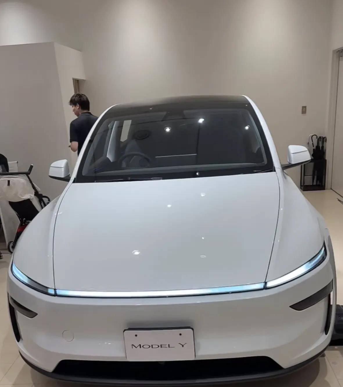 为什么都说特斯拉是好车？车子轻，配标准的宽胎，全车电束加起来一百米。就这两条就已