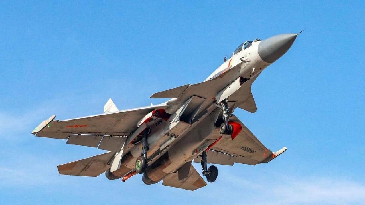 琉球上空的较量！  中国海军的歼15T战斗机用机载测距雷达照射日本F15战