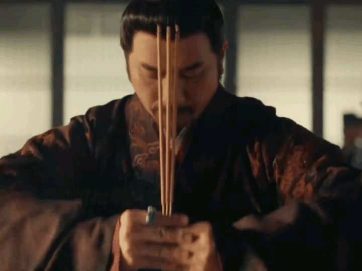 《藏海传》平津侯死了？？祭祖这天他上完香后就被香下面的暗器射中了喉咙……这真的假