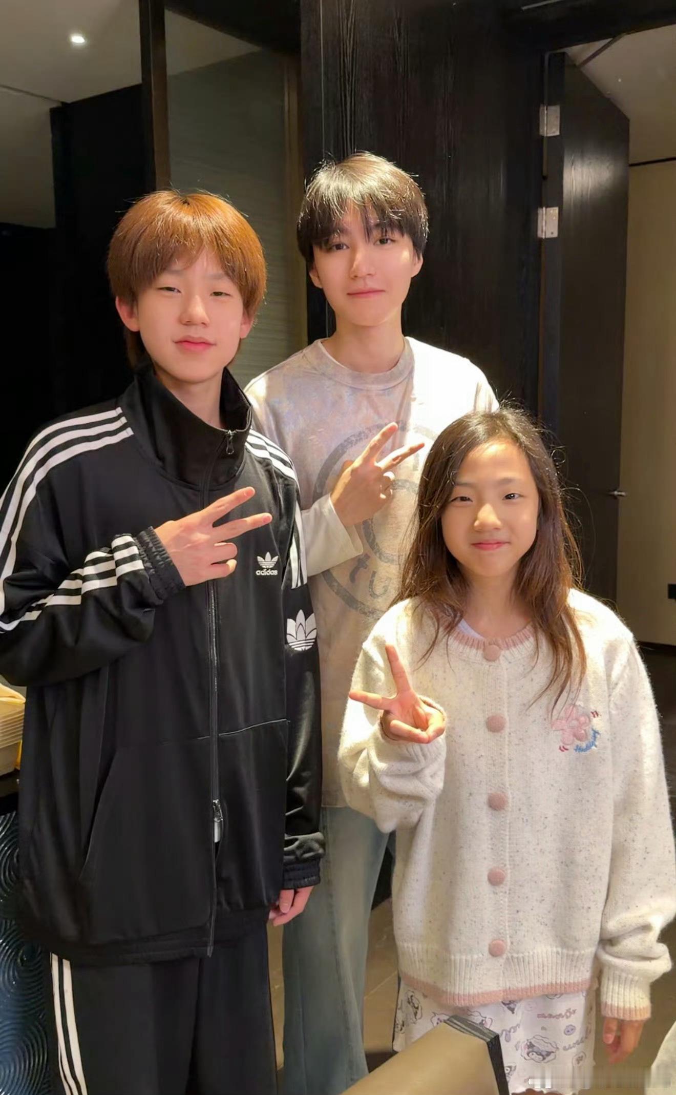 刘畊宏再晒王俊凯小泡芙合照明明合照的是姗姗，被说成是小泡芙，害得刘畊宏特地编辑说