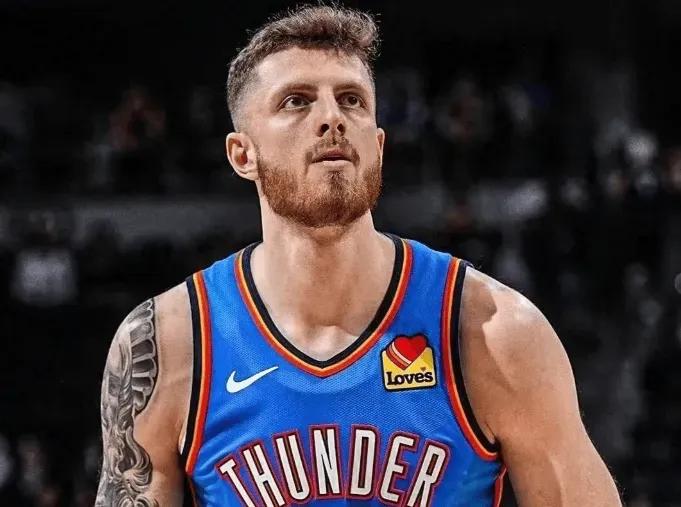 当年周琦都不正眼看的球员，周琦的替补，就是哈腾，如今的哈腾，绝对是联盟内线的香喷