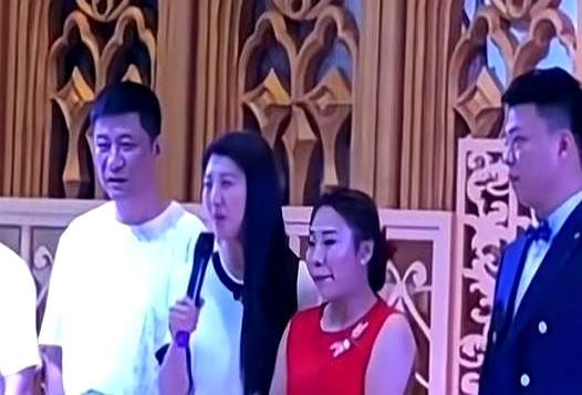 侄女婚礼她站台，台下却没人敢提钱马明东出嫁那天，闫学晶穿一身红西装，笑得比