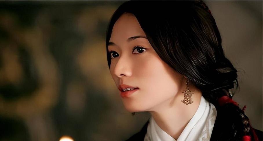 咸平五年，两位一品重臣为争娶一位美貌寡妇，竟闹到皇帝面前，天子震怒。秋日