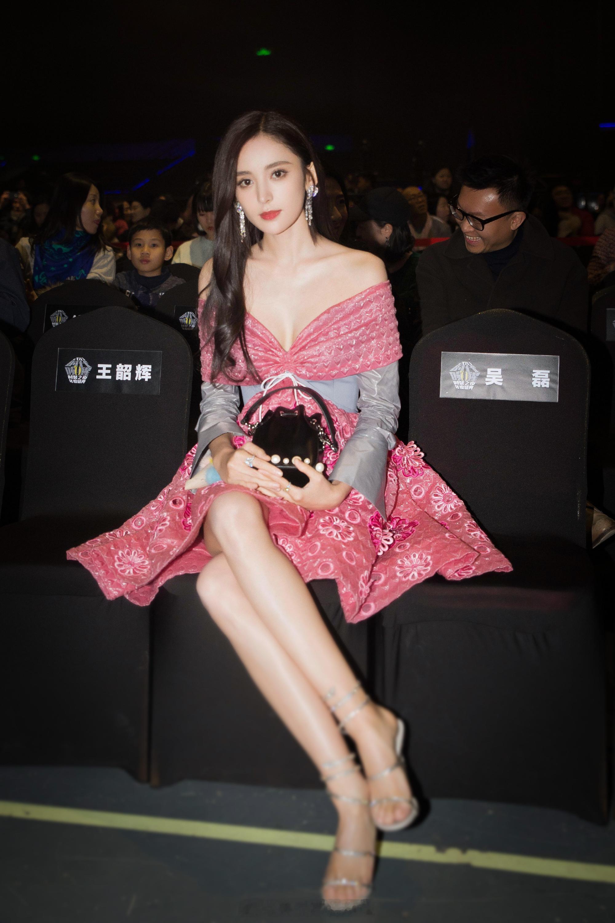 古力娜扎粉色短裙红毯造型