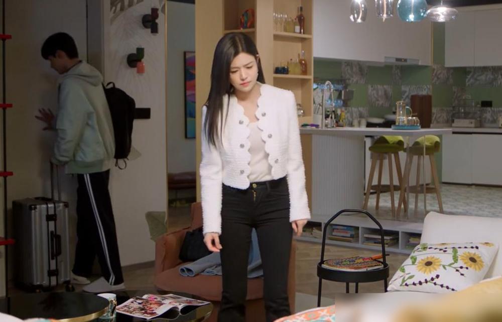 千万别学陈妍希新剧里那么穿牛仔裤。剧组说，那是故意穿得丑。简单捋下发生了