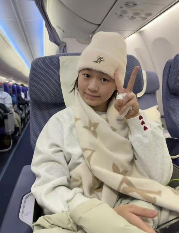 全红婵坐飞机返程啦！看她的装扮，感觉瘦了不少，全红婵太厉害了，玩了3天，滑得