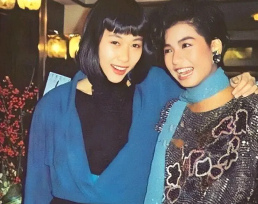 四十年前港星叶童和钟楚红同框旧照。叶童和钟楚红一个妩媚多情，一个风情万种，跨越四