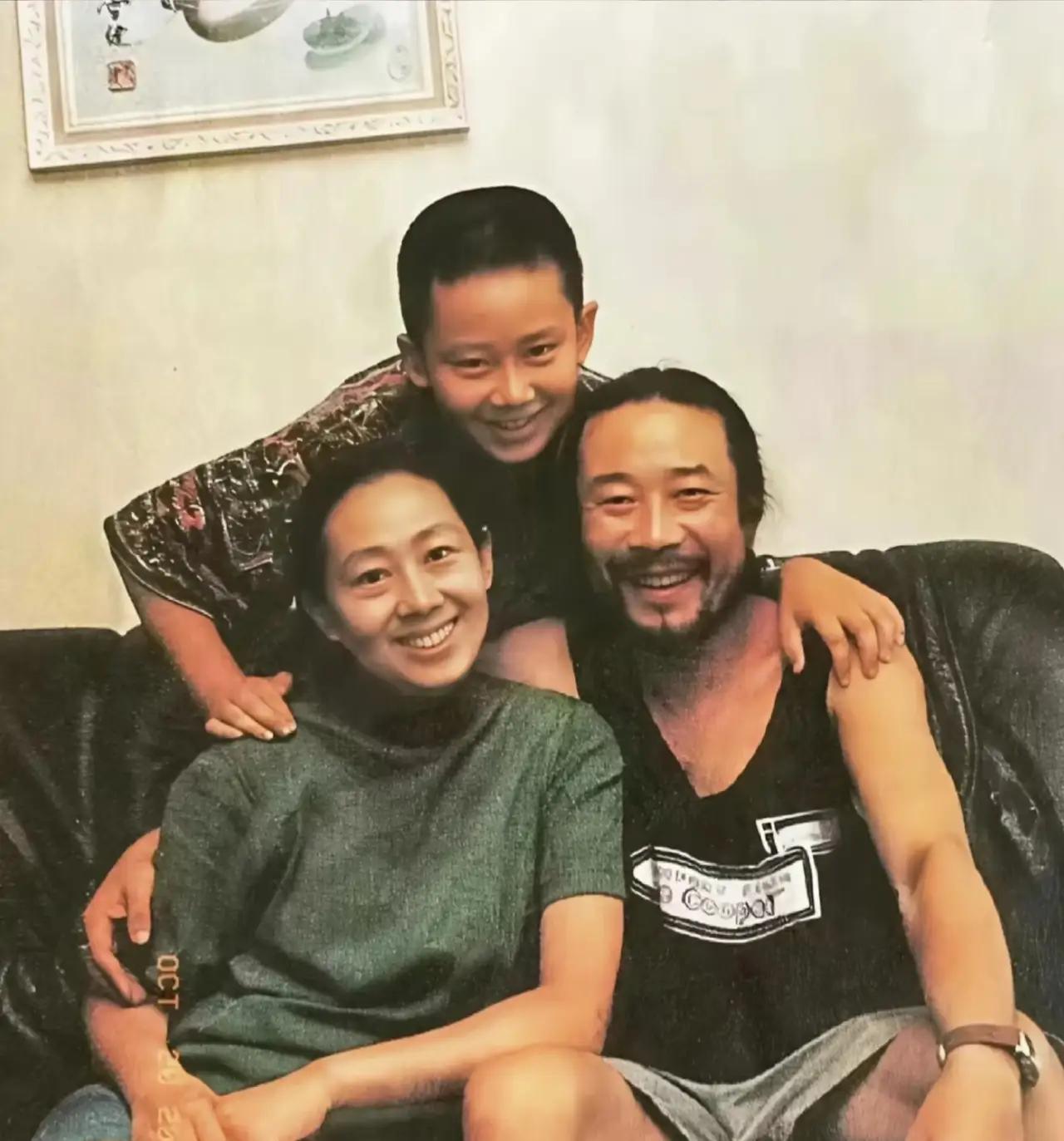 李雪健一家三口合照他的老婆实在是太美了，太亮眼了，他的儿子长的实在是太帅气了，
