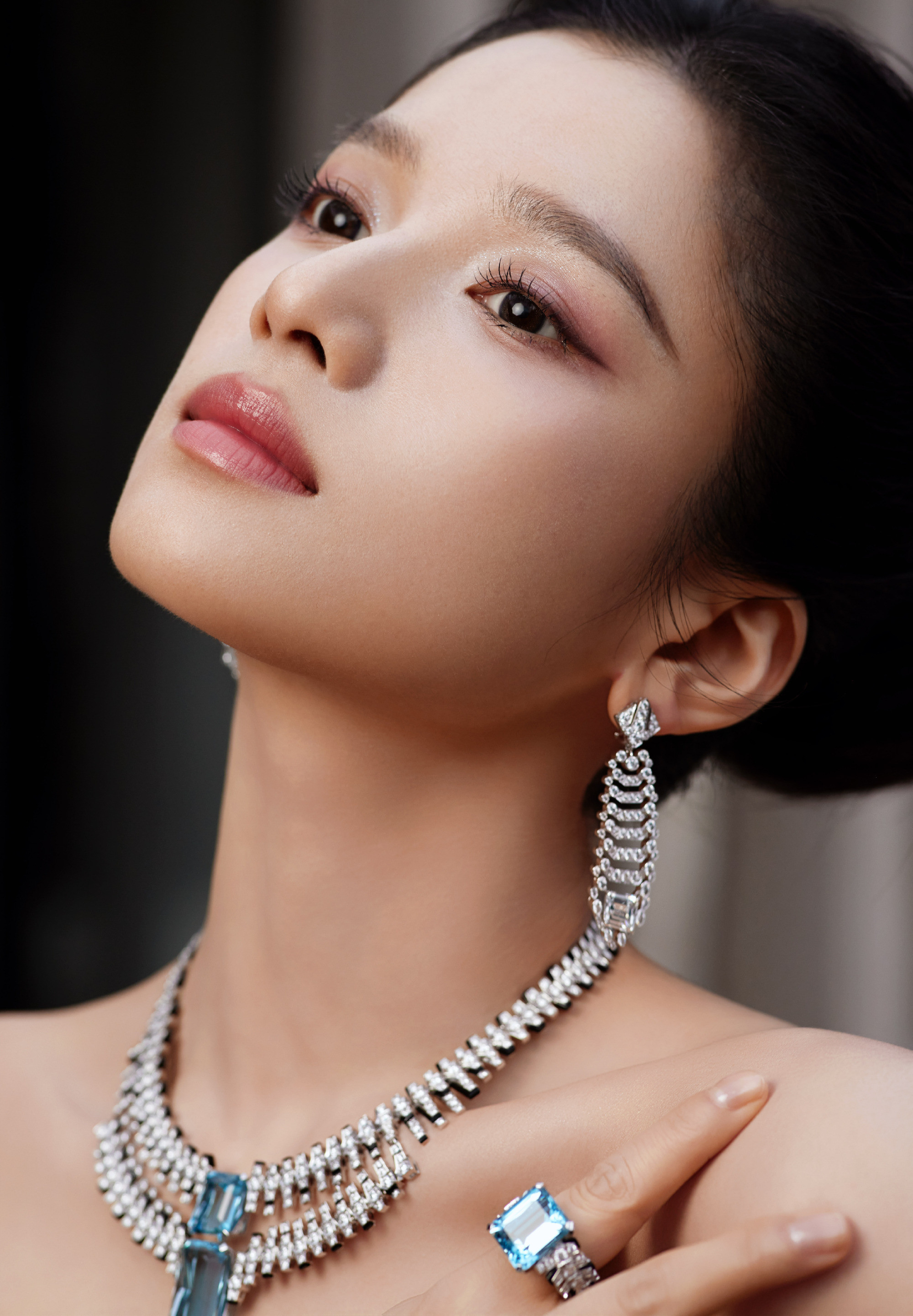 张婧仪：粉与黑色彩，几何线条的优雅韵律。张婧仪