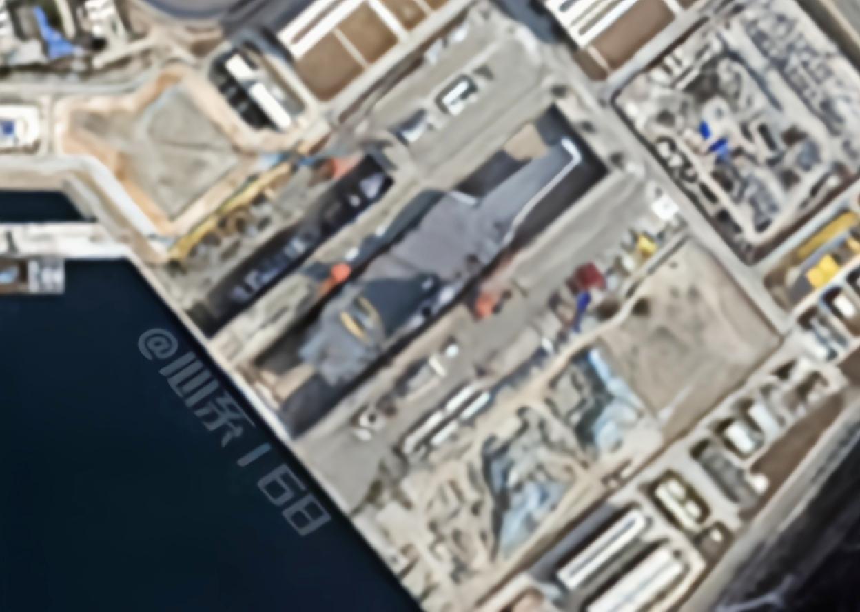 最近，“大葱号”航母在海南基地的干船坞里“做美容”，连甲板上的老线都给铲得干干净