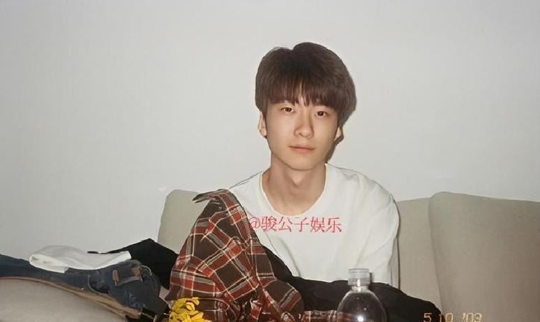 张亮晒出儿子张悦轩在美国过18岁生日的照片，小伙子穿西装站得笔直，个头蹿到一米八