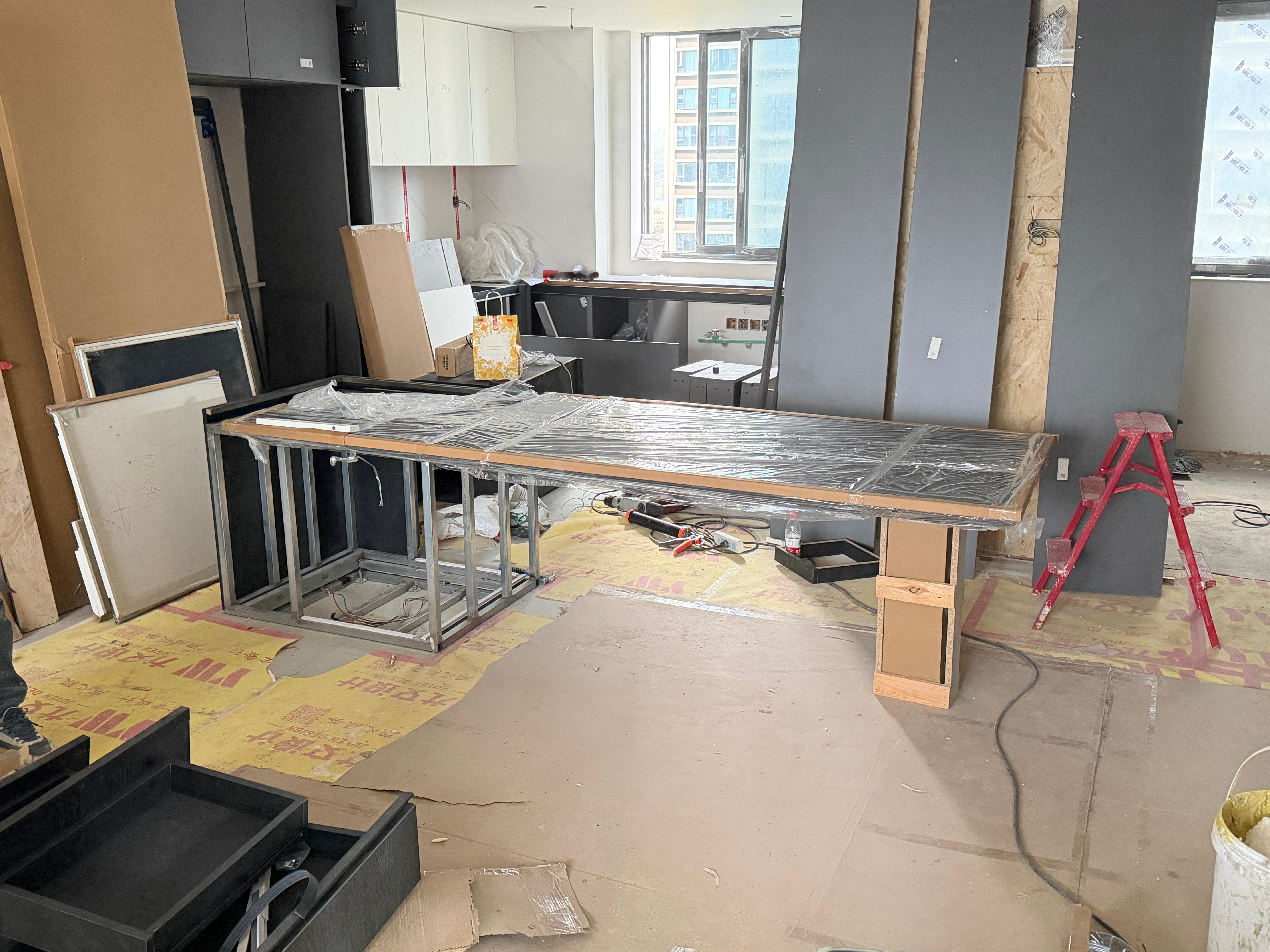 龙二的装修日记心心念念花高价做的悬浮岛台，还是翻车了，组装的时候才发现，由于桌