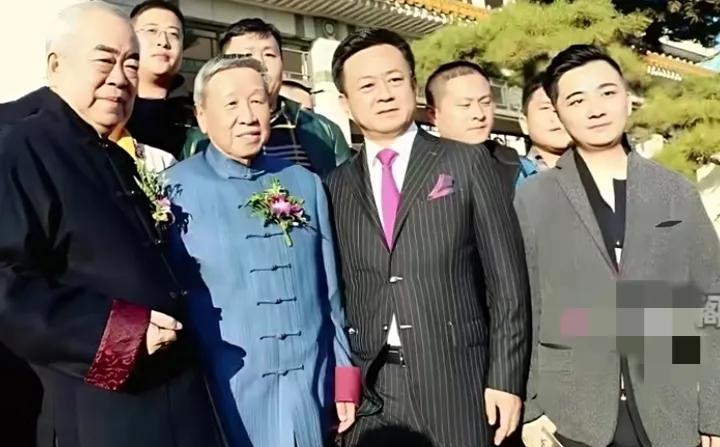 范曾与朱军等人的一张留影，原来范曾是朱军的绘画艺术导师