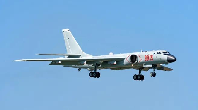 中国大陆在南海打造出了“永不沉没的航母”！英媒披露轰-6进驻永兴岛，强固台海、南