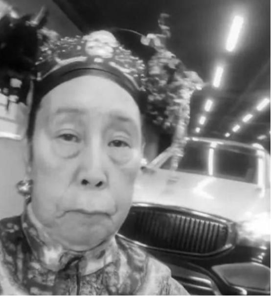 1900年，慈禧狼狈逃窜至山西首富乔家，临行时，慈禧让乔家借她10万两，乔致庸扑